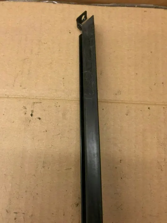 OEM 191837409 Vasen etuoven ikkunalista image 3