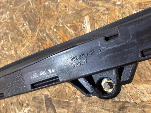 Porsche 911 992 voorlinker deurafdichting OEM 992837391A image 6