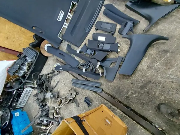 Clip de pare-soleil Mercedes W212 Classe E OEM - Plastique noir image 3