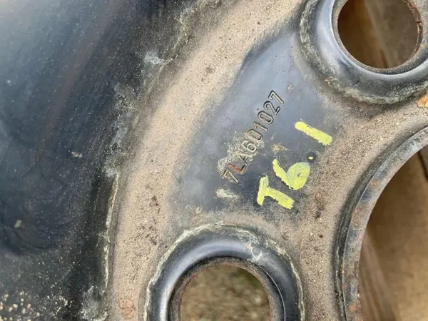 VW OEM 7LA601027 Etu oikea iskunvaimennin kiinnike image 4