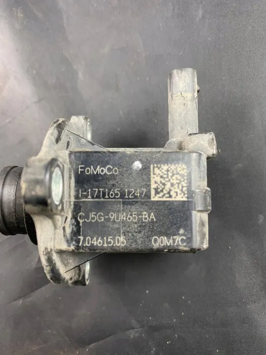 Tuyau de Valve Ford OEM CJ5G9U465 - État Utilisé image 5
