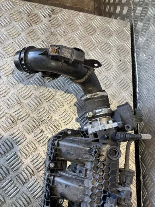 Colector de Admisión Peugeot 208 1.2L OEM 9842272380 image 3