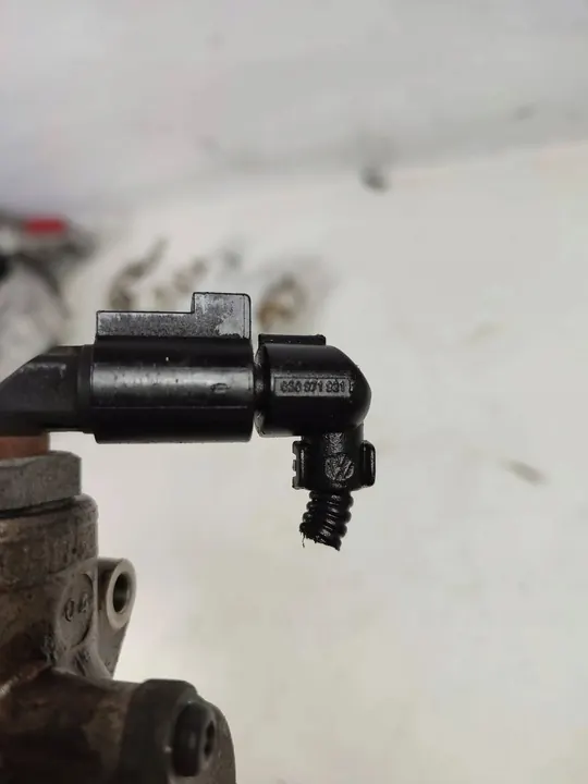 Hochdruckpumpe VW Golf V Passat B6 1.6 FSI OEM 03C127025R image 2