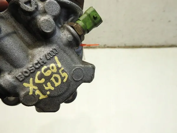 VOLVO V70 C70 V50 Kraftstoffpumpe 0445010618 image 2