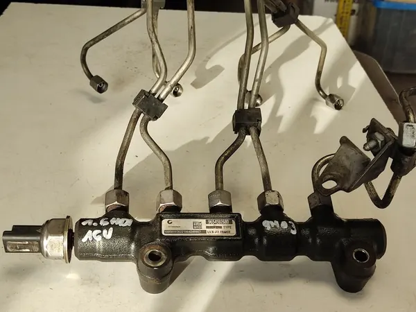 Rampe de carburant Original Citroen C3 Peugeot 207 1.4-1.6 HDI 1570G2 image 5