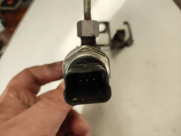 Rampe de carburant Original Citroen C3 Peugeot 207 1.4-1.6 HDI 1570G2 image 6