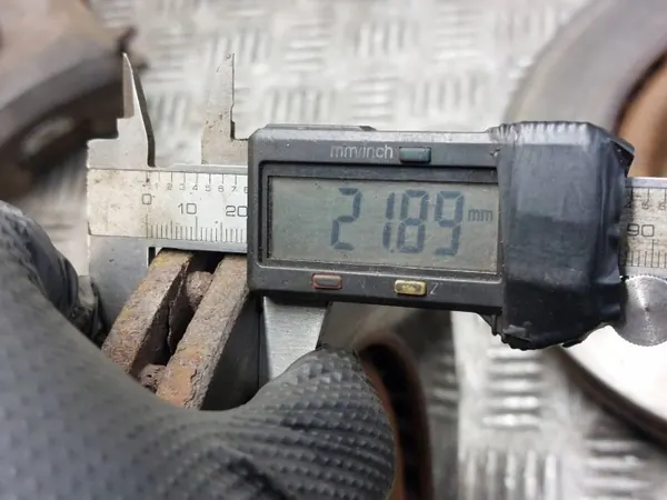 Bromsskivor + Belägg + Bromsok Fram OEM VW Golf VI image 4