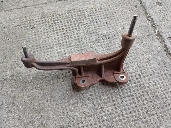 Support de montage d'alternateur Jeep Wrangler image 1