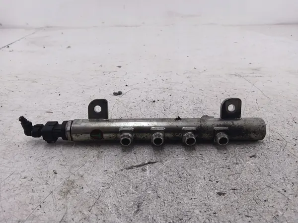 Opel Vectra C brandstofrail OE 55209575 image 2