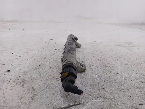 Opel Vectra C brandstofrail OE 55209575 image 6