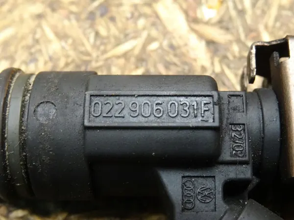 Iniettore carburante GOLF IV BORA LEON I 2.3 V5 AQN 022906031F image 3
