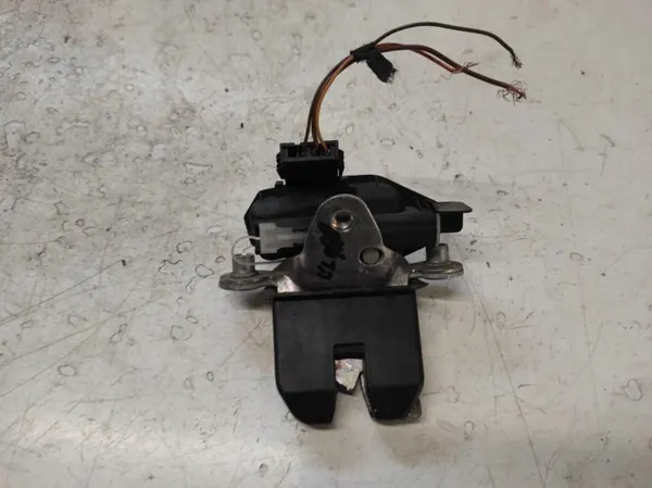 Fecho Porta-Malas Skoda Fabia II OEM 5J0827501C - Usado image 3