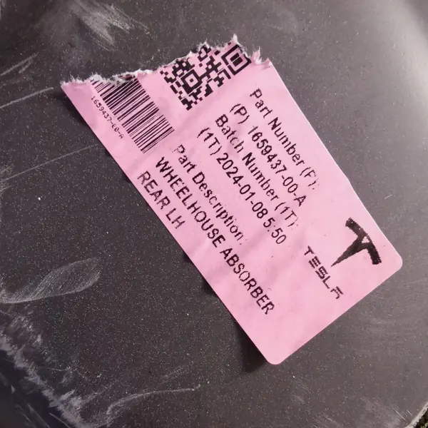 Tesla Model Y vänster bakskärmsskydd OEM 1659437-00-A image 3