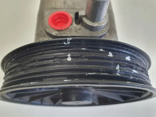 Volvo XC90 2.5 T Bomba de Direção Assistida OEM 8683377 image 4