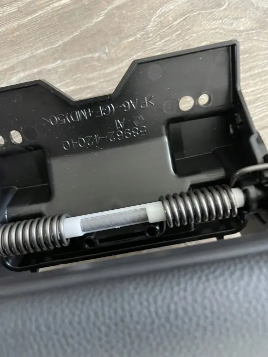 Accoudoir console cuir Toyota OEM 5896242040 image 4