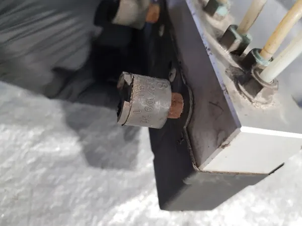 Bloque válvula suspensión Mercedes W220 OEM 83609015N image 10