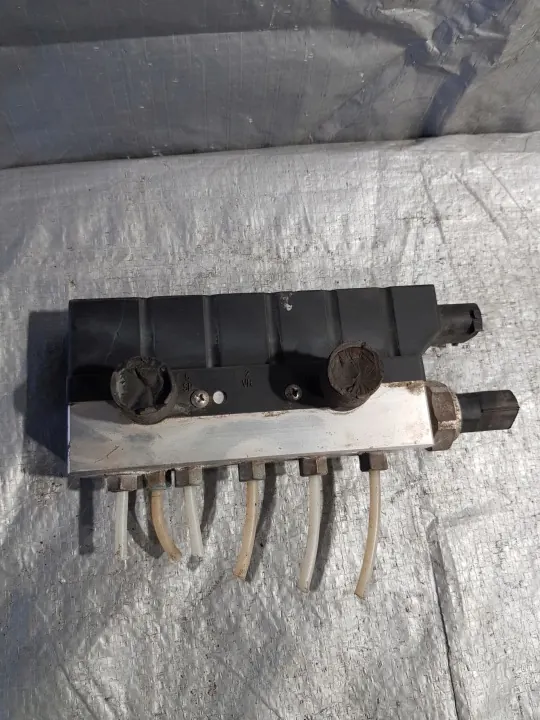 Bloque válvula suspensión Mercedes W220 OEM 83609015N image 3