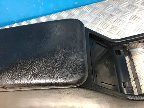 Mercedes W202 middenconsole armsteun OEM 2026801279 image 5