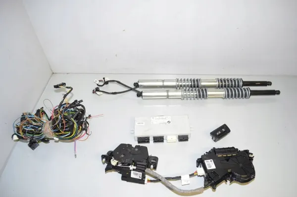 BMW 5 Touring F11 kofferbakopener set OEM 51247208371 image 2