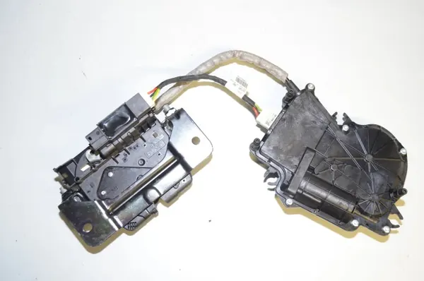 BMW 5 Touring F11 kofferbakopener set OEM 51247208371 image 3
