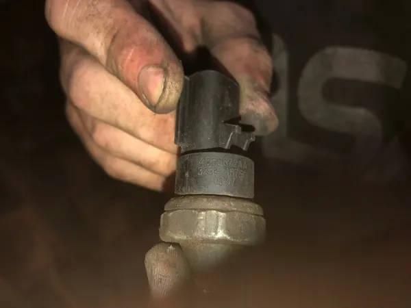 Jeep Liberty KJ 3.7 - Öljynpaineanturi image 3