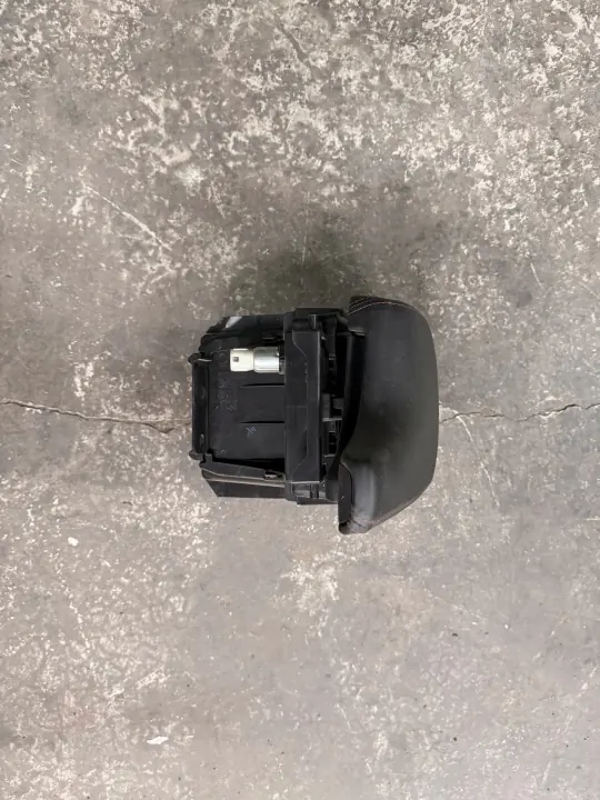 Apoio de braço consola central Mazda 3 OEM BHN2644A1 image 2