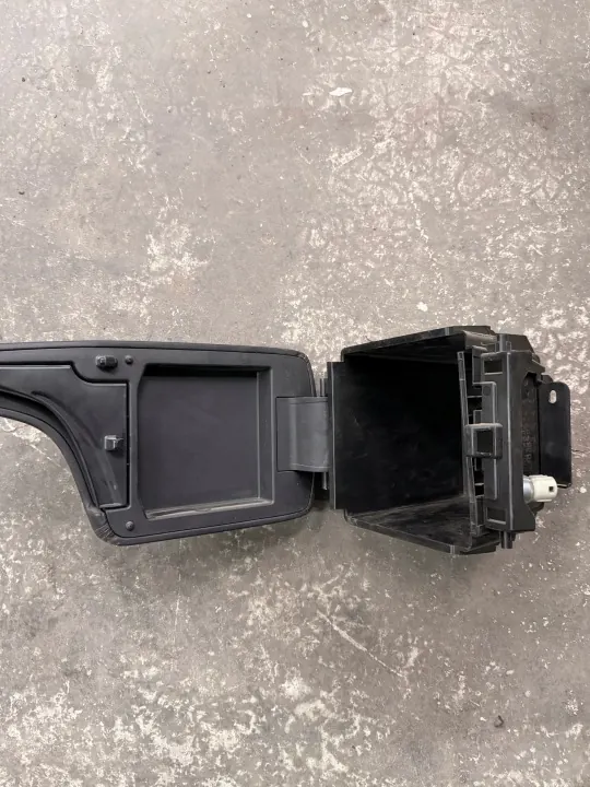 Apoio de braço consola central Mazda 3 OEM BHN2644A1 image 3