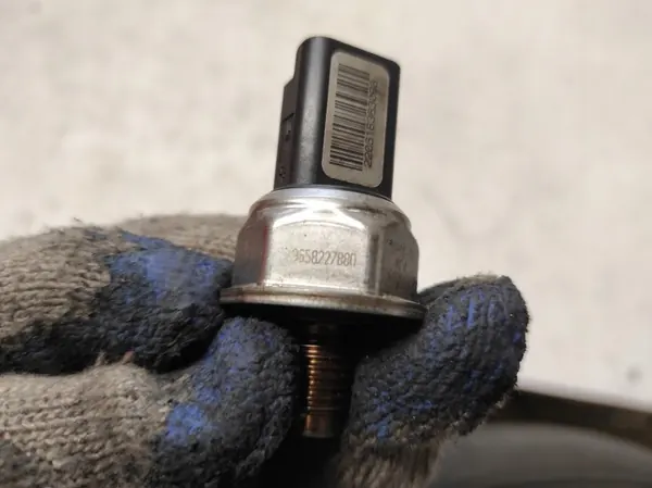 Sensor Pressão Combustível Ford OE OEM 9658227880 image 3