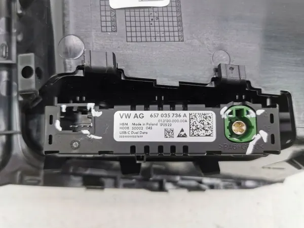Bac de console centrale Skoda Octavia Mk4 OEM 5E8863212D image 10
