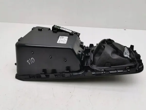 Bac de console centrale Skoda Octavia Mk4 OEM 5E8863212D image 8