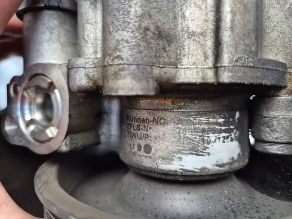 Bomba de direção assistida Mercedes W212 E500 0064664401 image 5