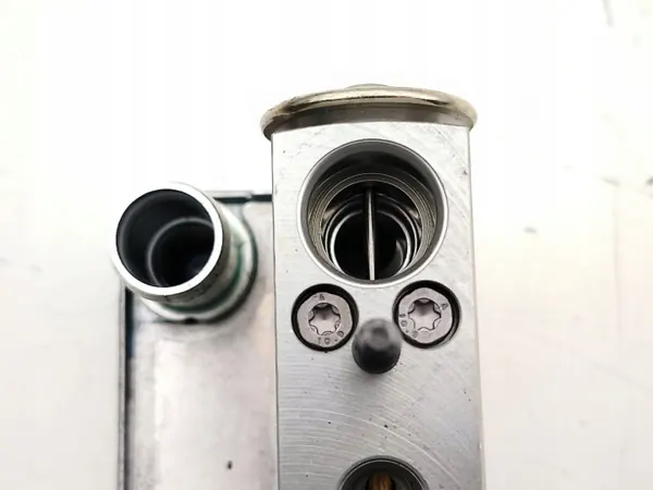 Válvula de expansão A/C Nissan OEM 295E35353R image 6
