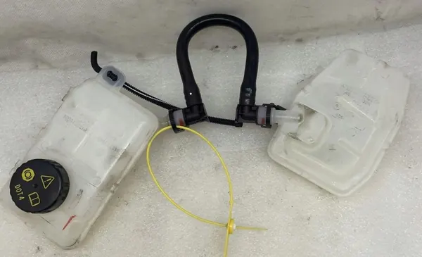 Depósito de líquido de frenos OEM 460913647R 460914782R image 2
