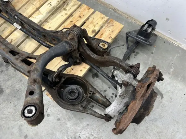 VW Passat B8 takajousipalkki OEM MMAUTKO-28306 image 7