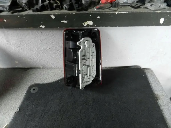 Luz Trasera Izquierda VW Caddy IV Versión Puerta image 4