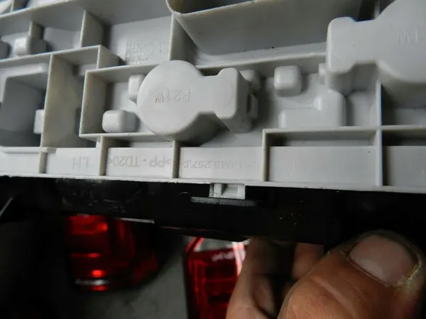 Luz Trasera Izquierda VW Caddy IV Versión Puerta image 5