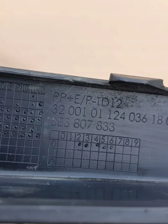 Skoda Octavia Mk4 Moldura de para-choque dianteiro esquerda 5E3807833 image 8