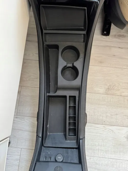 Insertion de tunnel central Tesla S avec porte-gobelet OEM image 2