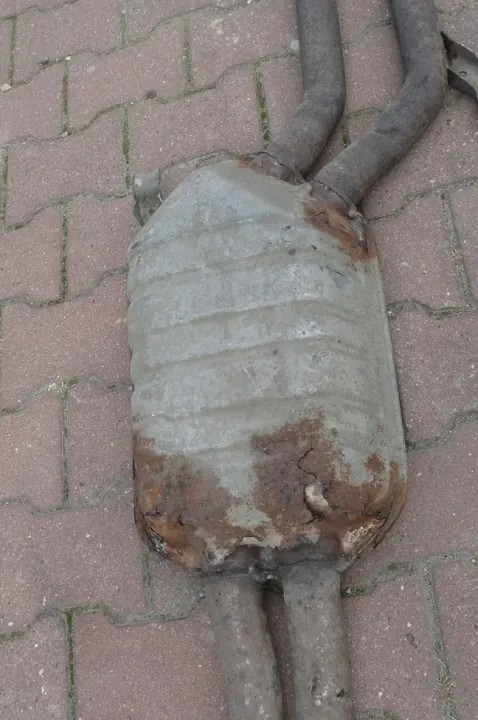 Audi A8 D2 3.7 V8 Keskusvaimennin OEM Osa image 3