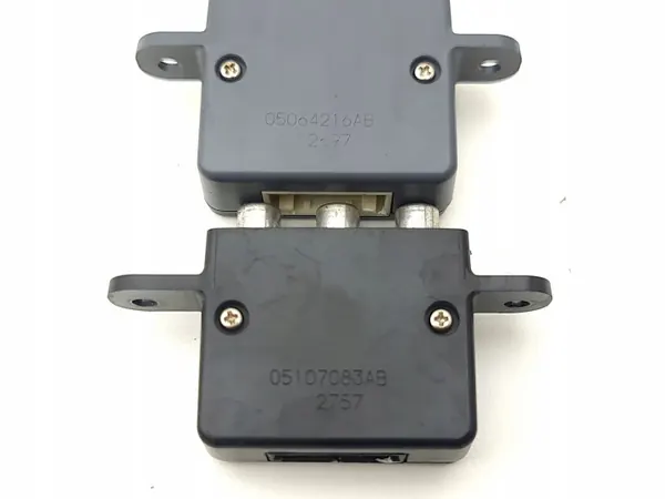 Tomada AUX Chrysler OEM 05107083AB - Usado image 5