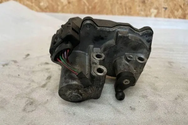 Motor de tampa do coletor AUDI Q7 3.0L Diesel 2007 OEM 059129086H image 2