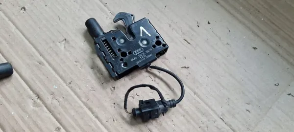 Audi A4 B9 Konepeltilukko OEM 8W0823509 - Etu image 2
