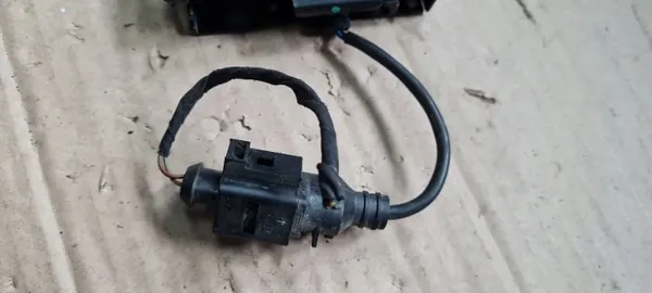 Audi A4 B9 Konepeltilukko OEM 8W0823509 - Etu image 5