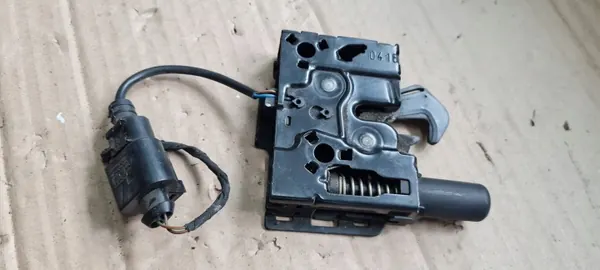 Audi A4 B9 Konepeltilukko OEM 8W0823509 - Etu image 9