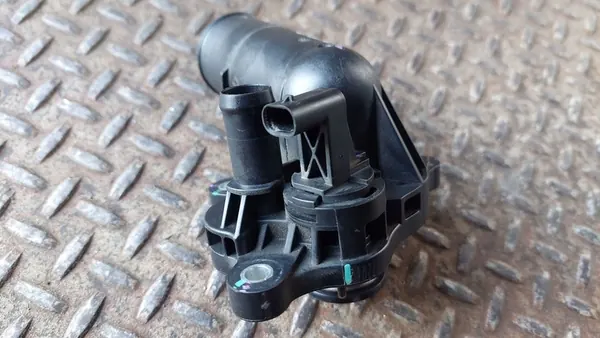 Dodge Durango 2020 Carcasa del termostato image 2