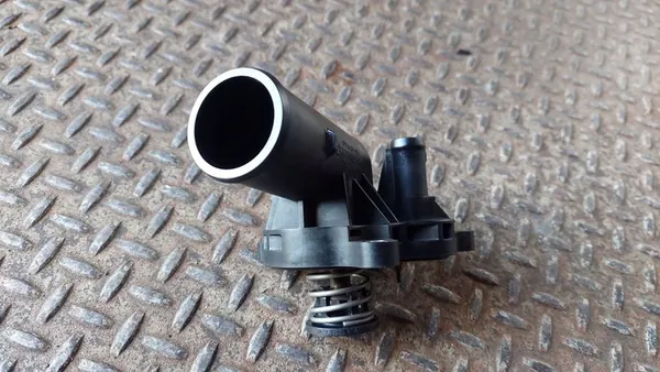 Dodge Durango 2020 Carcasa del termostato image 4