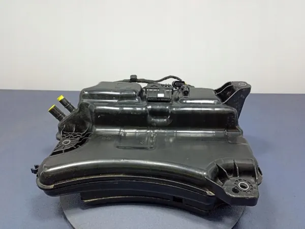 Skoda AdBlue-säiliö OEM 5Q0131877F - Käytetty image 2