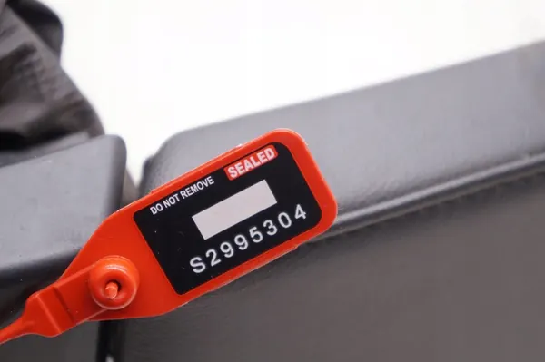 Armrest Console Heated Rear Seats Volvo V70 III OEM 39870952 image 5