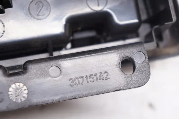 Armrest Console Heated Rear Seats Volvo V70 III OEM 39870952 image 9