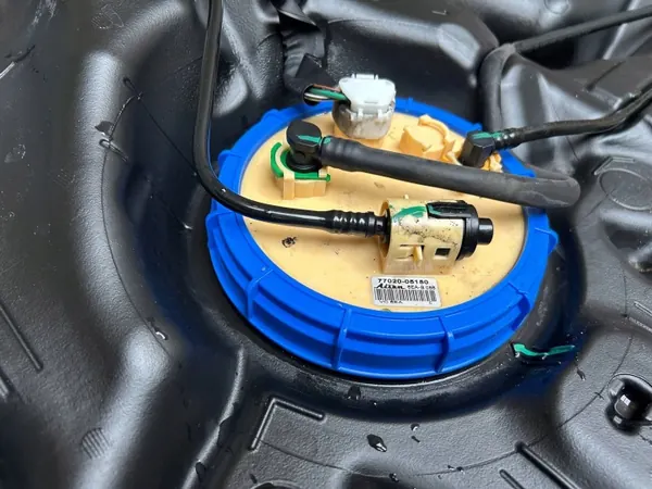 Réservoir carburant Toyota Avensis T29 OEM 77100-05220 image 5